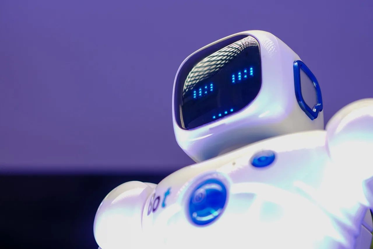 Profesional automatizando procesos de trabajo desde su computadora