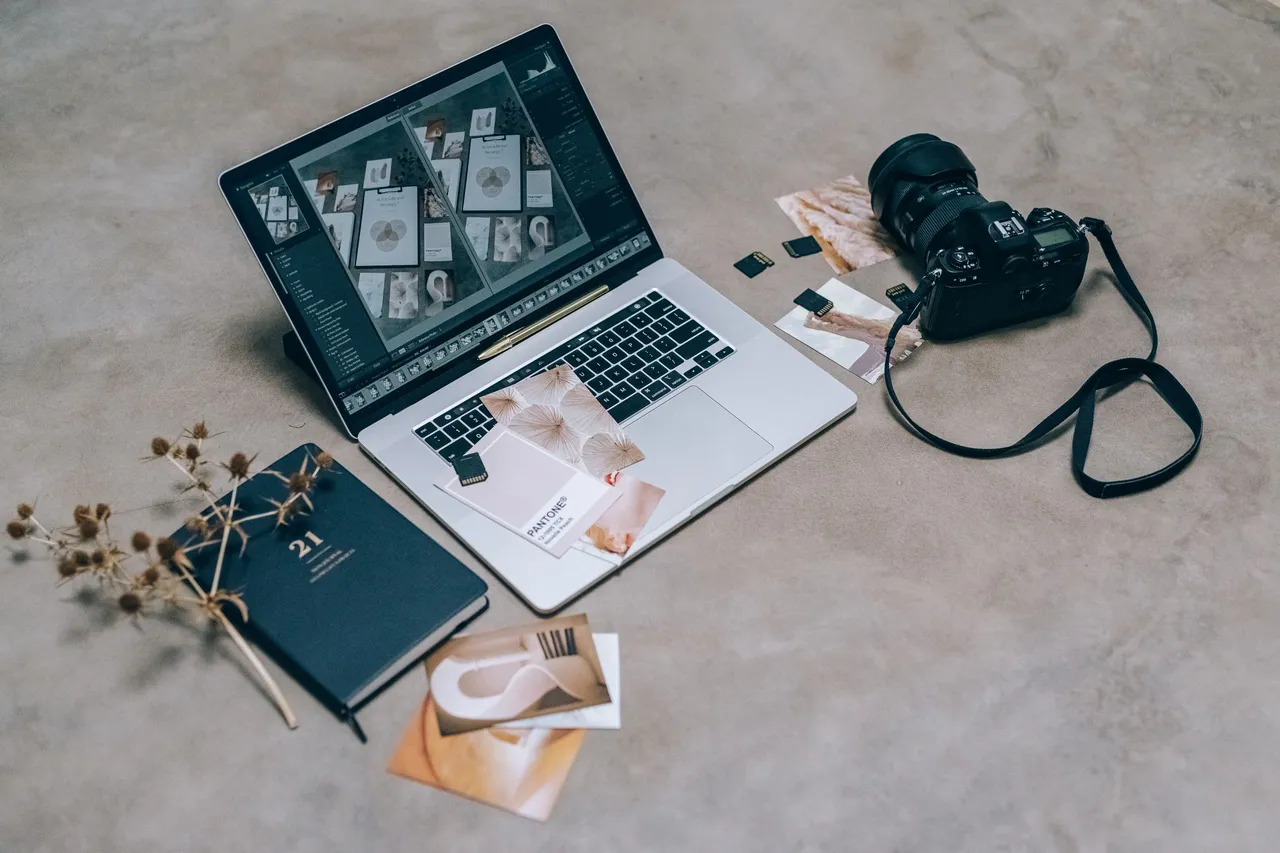 Fotógrafo preparando una cotización de servicios en su escritorio