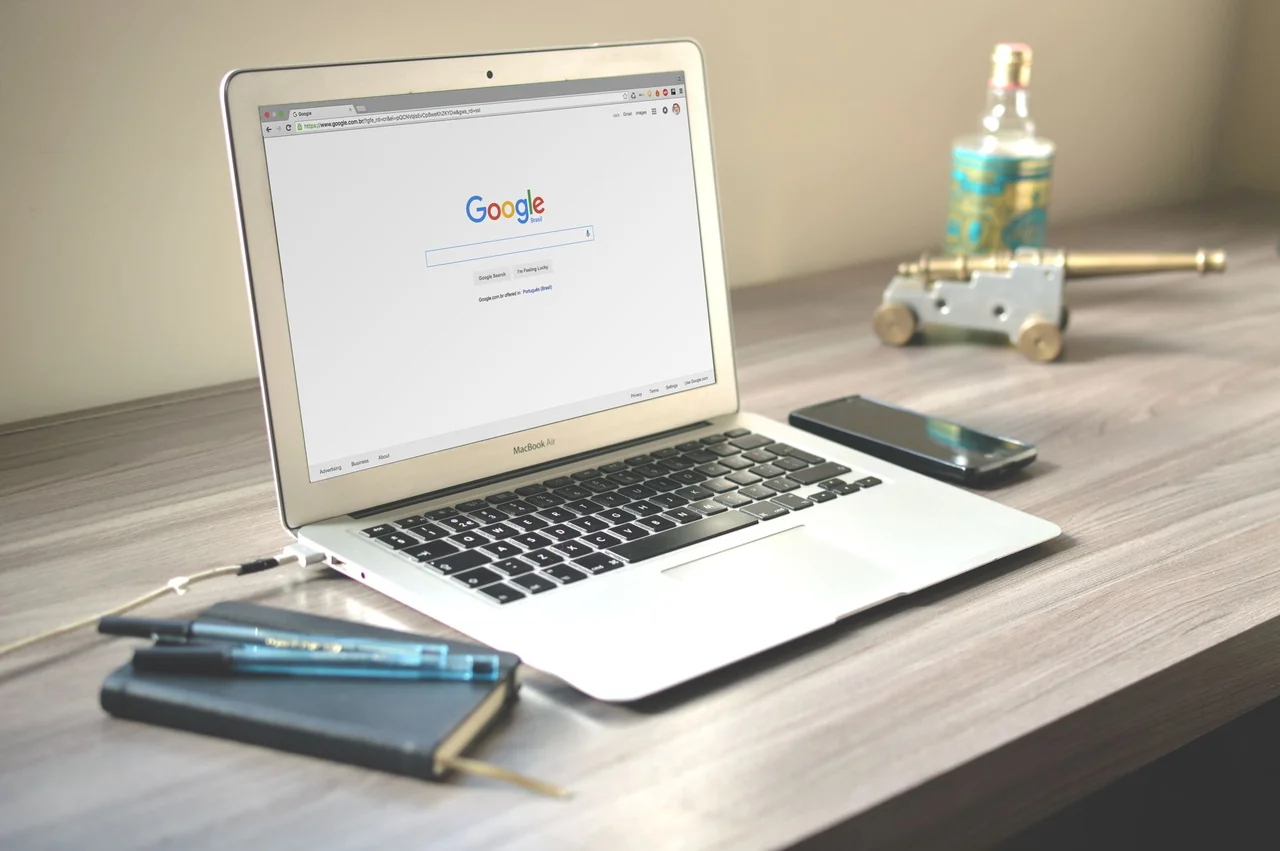 Escritorio de marketing digital con laptop