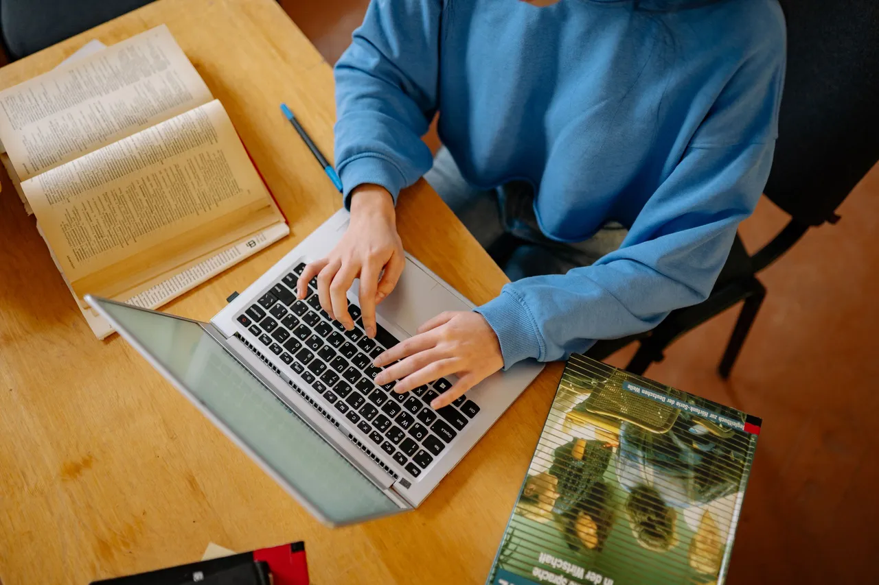 Calendario y planificación de estudios junto a una laptop