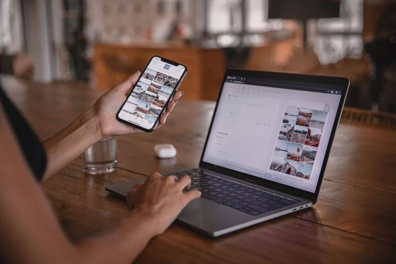Community manager gestionando redes sociales