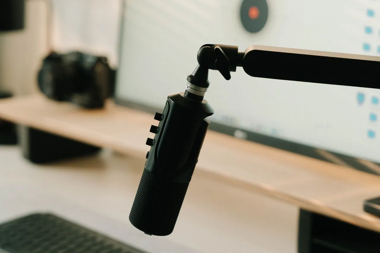 Micrófono de brazo articulado en un estudio de grabación de contenido