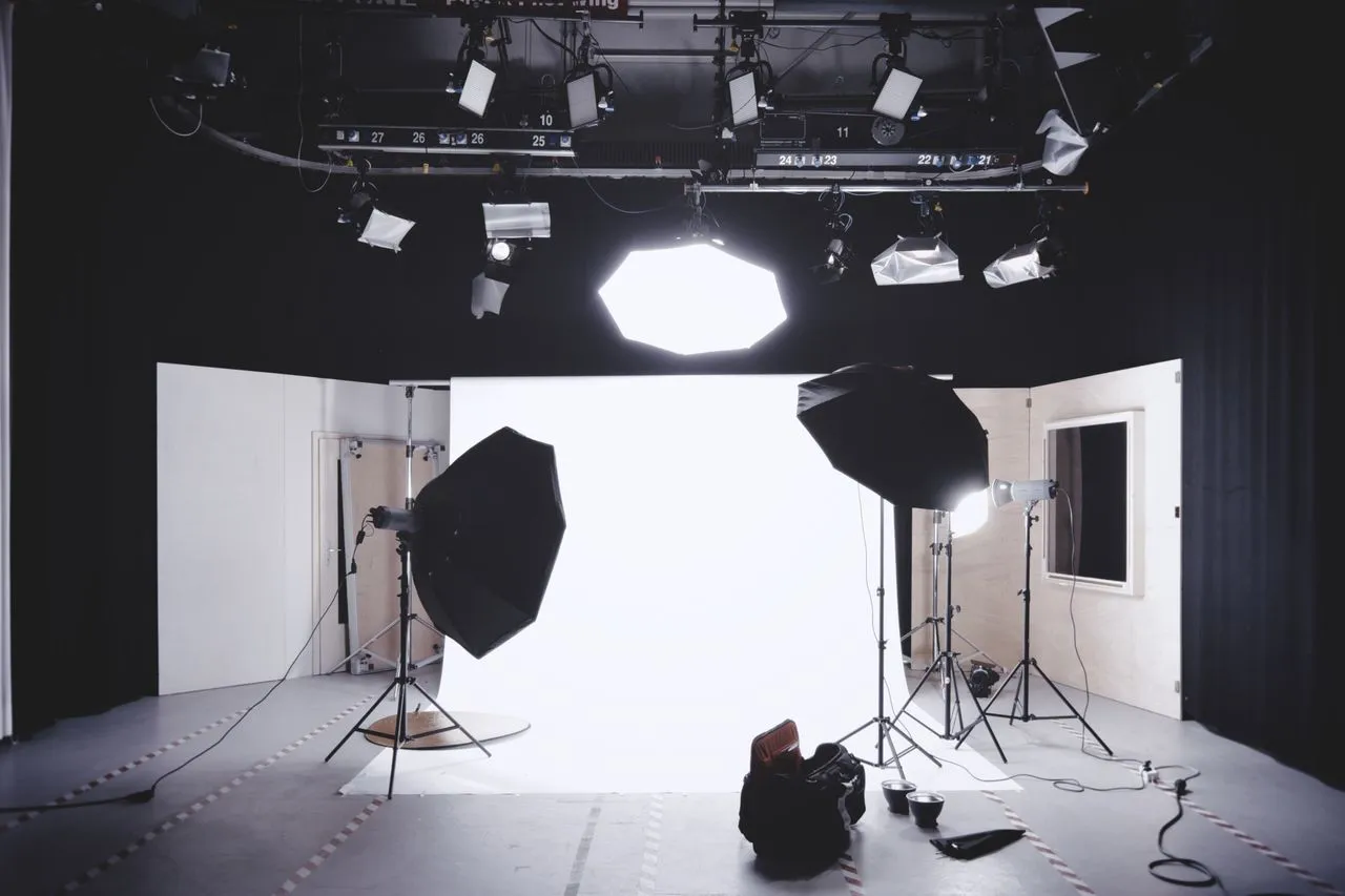 Estudio fotográfico montado con softboxes, focos y fondo blanco