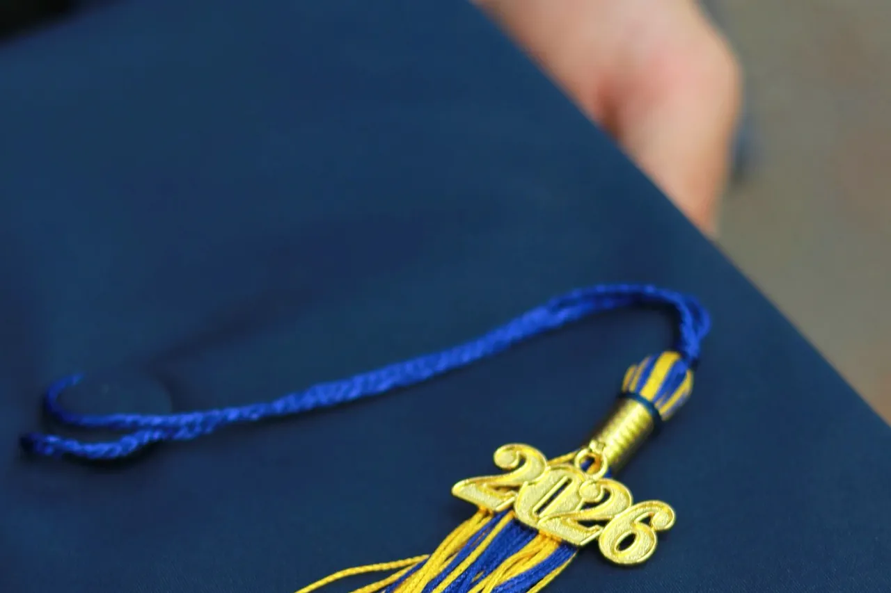 Birrete de graduación con borla 2026