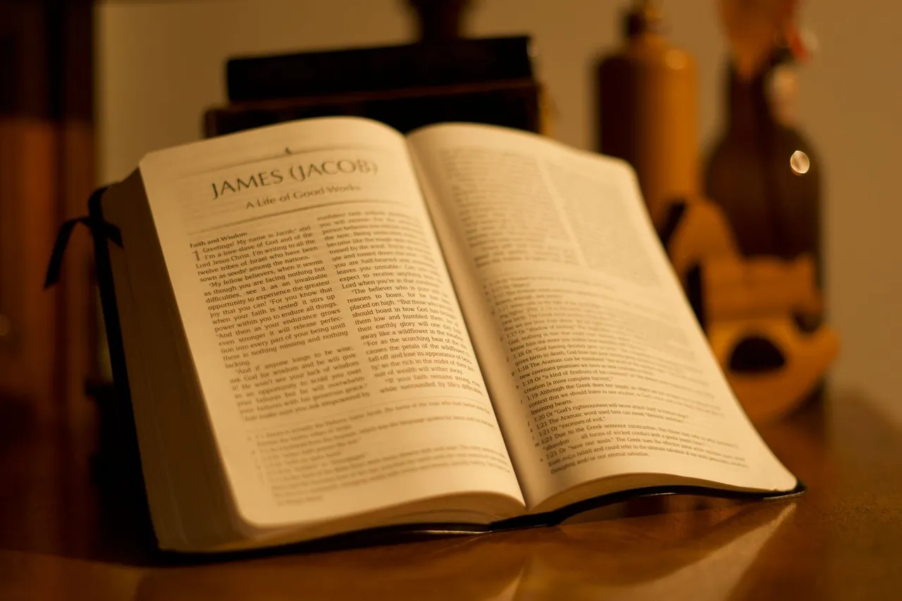 Biblia abierta sobre una mesa con luz cálida