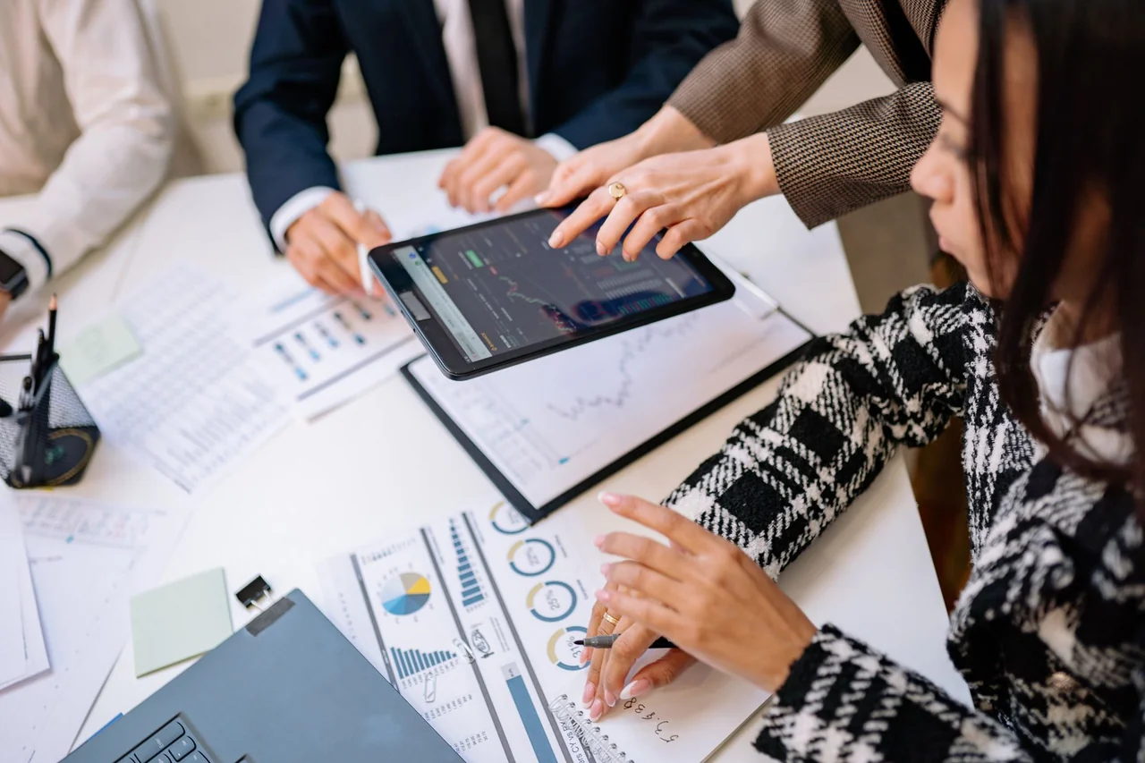 Equipo de negocios trabajando con tecnología en oficina
